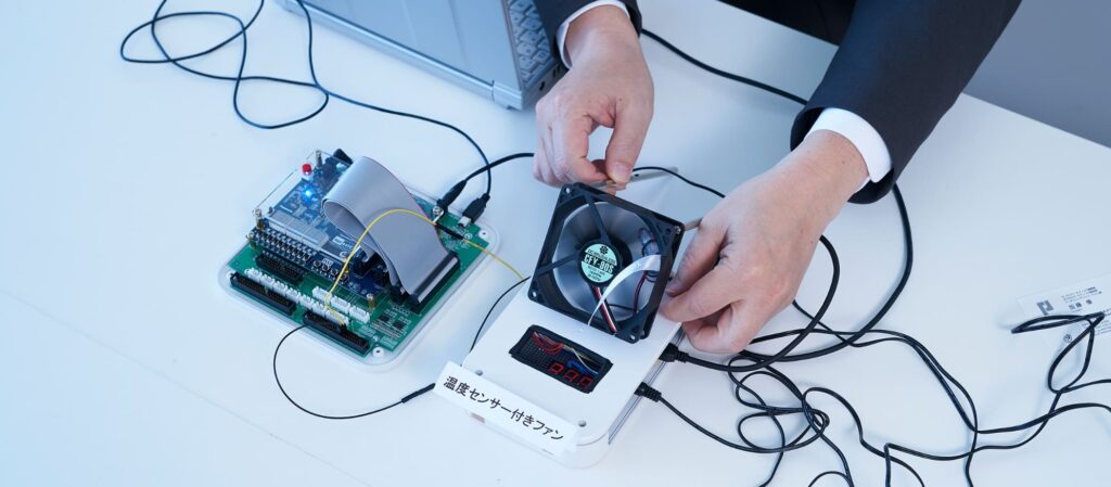 評価・検証の自動化で、ヒューマンエラーを取り除きながら、作業効率を格段にアップ〜FPGA I/Fボード搭載の「評価・検証自動化ツール」開発〜